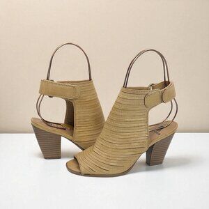 White Mountain Phoenix Peep Toe Block Heel Sandals Tan Size 6M